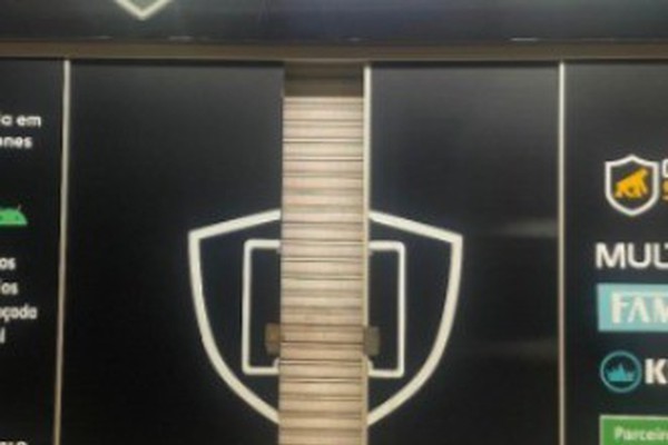 Ladrão arromba porta de vidro, mas 2ª porta metálica impede furto no Centro