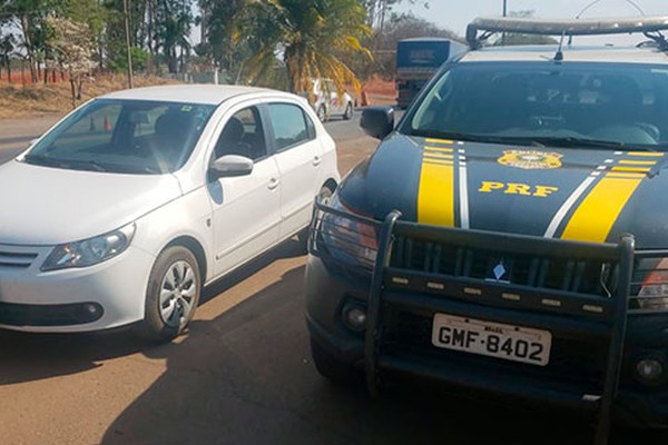 PRF apreende carro clonado furtado em 2012 e prende jovem de 25 anos em Patos de Minas