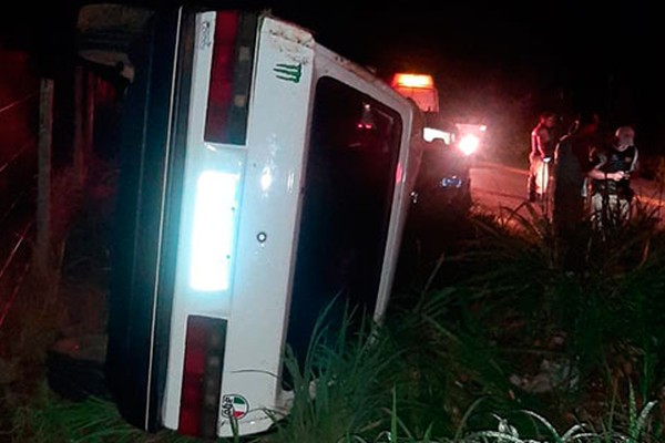 Motorista acaba preso por embriaguez ao manusear celular, perder controle e tombar veículo na LMG 743