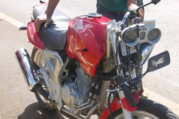 Motorista provoca acidente e foge deixando motociclista caído na avenida JK