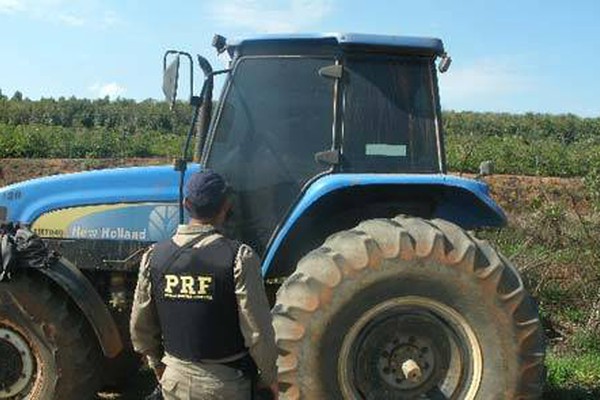 Tratorista é preso por embriaguez ao ser flagrado em zig zag na BR365