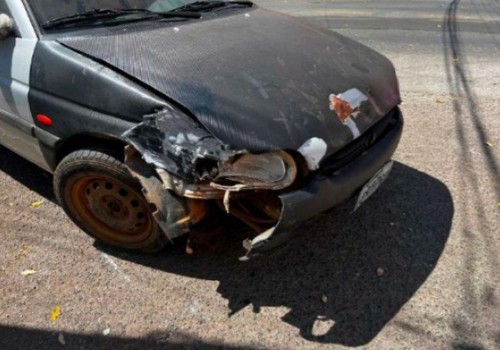Condutor com CNH vencida e sinais de embriaguez é preso após colidir com poste em Patos de Minas