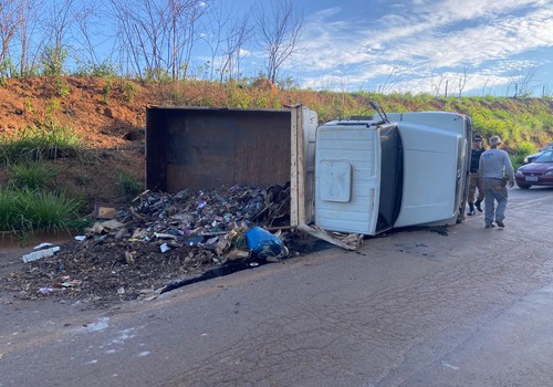 Motorista perde o controle e tomba caminhão próximo à ponte do Rio Paranaíba; ele foi socorrido pelo Samu