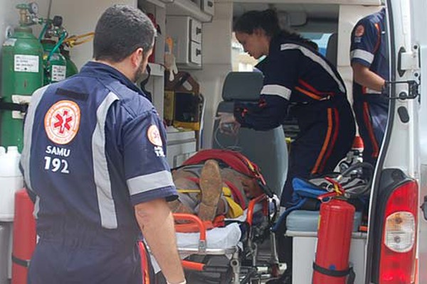 Ciclista é atropelado por motociclista no Caramuru quando tentava atravessar a pista