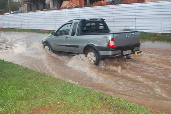 Em pleno outono, chuva deixa ruas de Patos de Minas alagadas no final da tarde