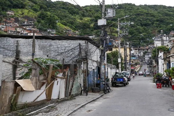 Dois em cada três habitantes de favela moram em vias sem árvores