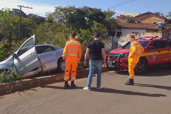 Condutora cai em barranco após perder controle de carro; por pouco casa não é atingida em acidente