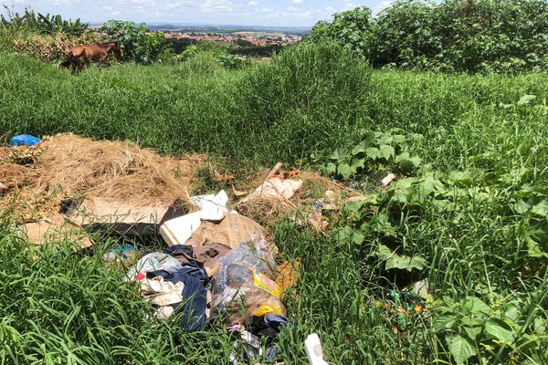 Moradora diz que não está nem abrindo janelas de casa devido a sujeira em terreno