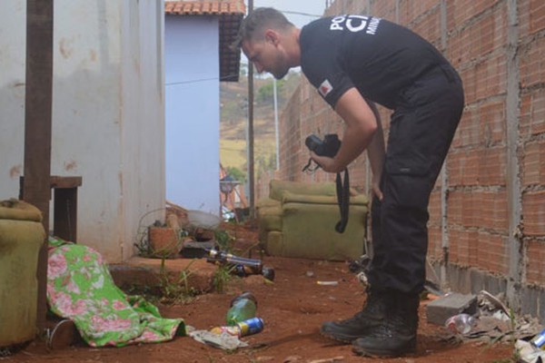 Atiradores matam jovem que jogava truco em varanda com vários disparos em Patos de Minas