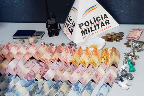 Polícia Militar apreende crack, maconha e cocaína e leva mãe e filho de 14 anos para a Delegacia