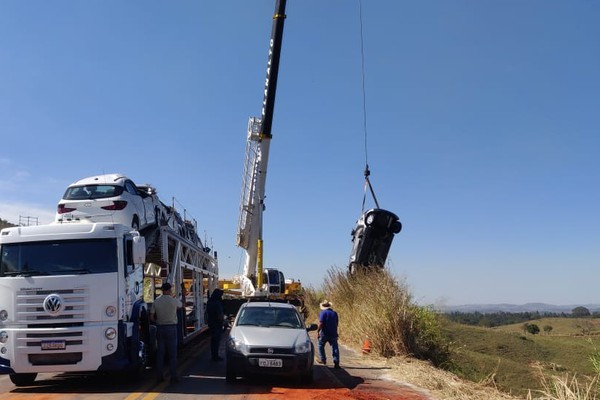 Empresa usa guindaste para retirar Cegonha carregada de veículos que caiu em ribanceira na BR 365