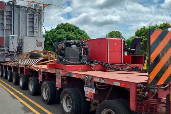 Carreta com dezenas de rodas transportando transformador gigante é retida na BR 354