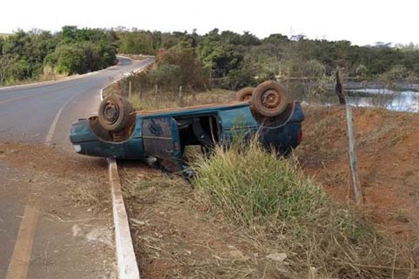 Motorista perde o controle em curva e carro capota por três vezes em Carmo do Paranaíba