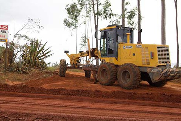 Empreiteira retoma obra na Estrada da Serrinha, mas dívida de R$ 1 milhão prejudica o serviço