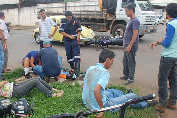 Mãe e filho de 7 anos ficam feridos em acidente com duas motos após avanço de sinal