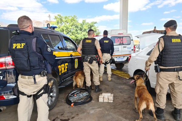 PM e PRF encontram crack em fundo falso de carro e jovem acaba preso em Patrocínio