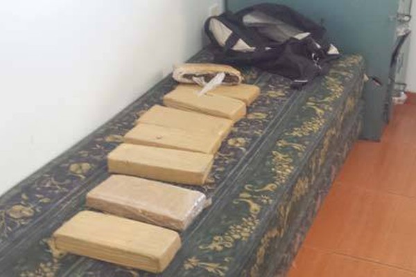 PM apreende 8kg de maconha, mas dupla foge de moto no Jardim Esperança