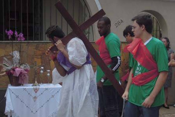 Fiéis relembram a paixão de Cristo em Via Sacra na praça do Dom Eduardo