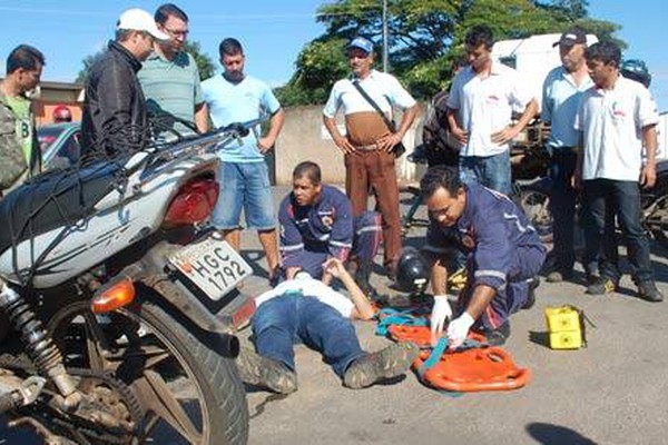 Carreta avança parada e motociclista acaba ferido na Dr. Marcolino