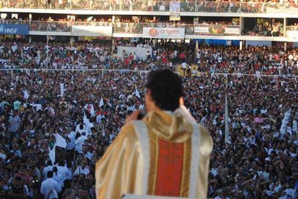 Arena do parque recebe 50 mil pessoas para missa e show de Reginaldo Manzotti