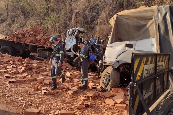 Acidente envolvendo vários veículos faz vítimas e interdita a BR 365 próximo a Usina de Miranda