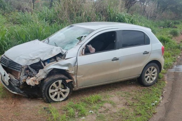 Carro roda na MG 410 e causa acidente com outro veículo, em Presidente Olegário