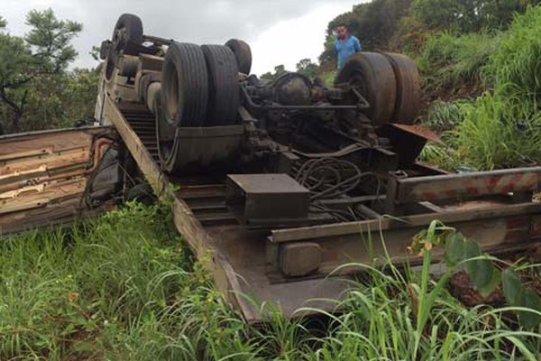 Caminhão guincho com pneus lisos e carro com defeito mecânico capotam na BR365