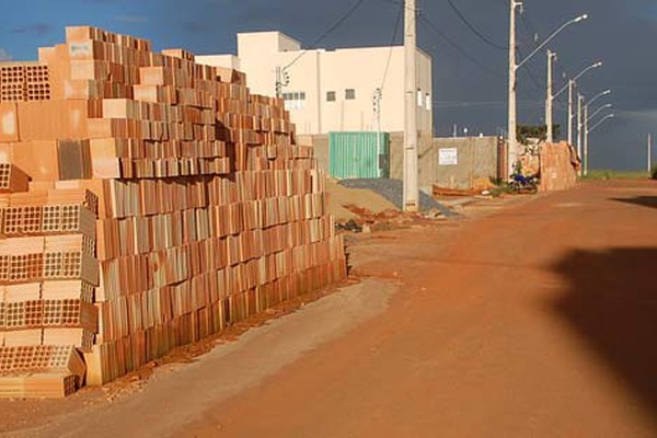 Desrespeito ao Código de Posturas têm provocado sujeira e problemas para os pedestres