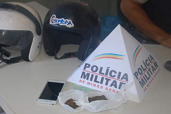 PM desconfia de jovens no centro, apreende maconha e flagra tráfico em conversa no whatsapp