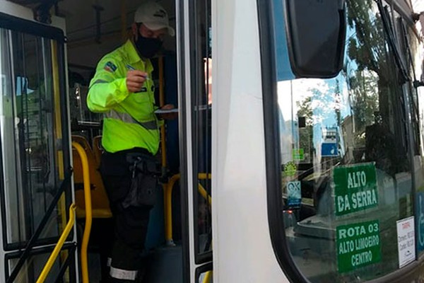 Após ser flagrada com ônibus lotados, Pássaro Branco é notificada por fiscais da Prefeitura