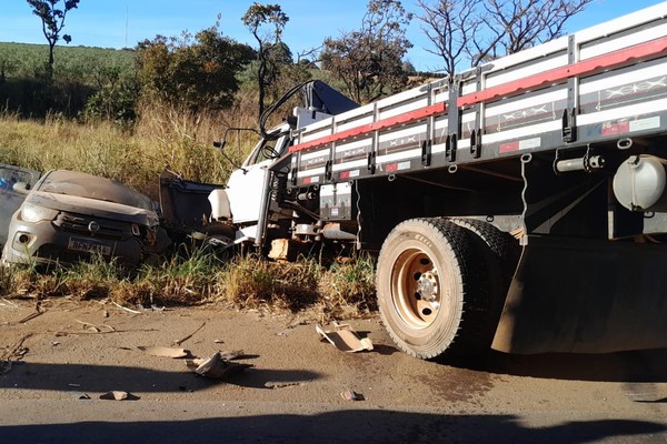 Grave acidente na BR 365 nesta manhã deixa feridos e pelo menos dois mortos, em Patrocínio