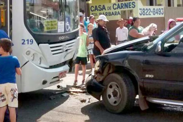 Caminhonete e coletivo batem de frente, mas todos saem sem ferimentos em Patos de Minas