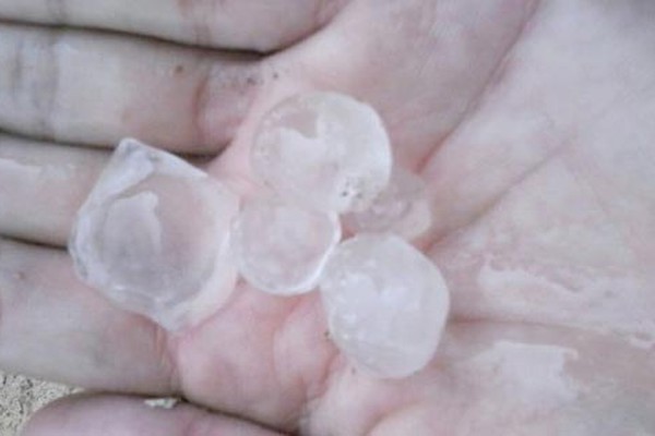 Chuva acompanhada de granizo e vento causa estragos em Carmo do Paranaíba