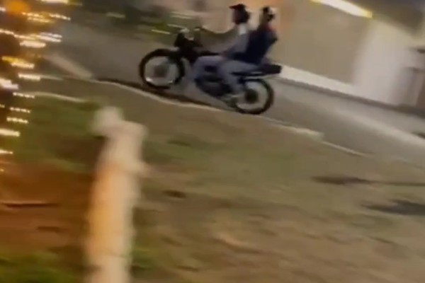 Adolescentes de 14 e 15 anos promovem fuga alucinante em motocicleta e acabam na delegacia