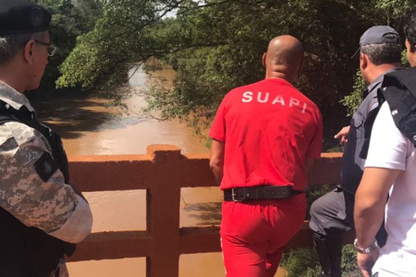 Altamir mostra o lugar no Rio onde jogou Gabriel, mas bombeiros não localizam corpo