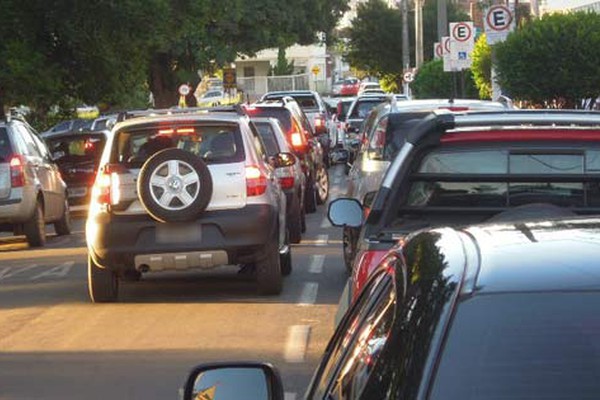 PM vai reforçar a fiscalização na volta às aulas para punir motoristas que param em fila dupla