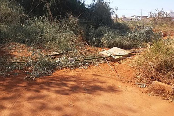 Moradores interditam passagem no bairro Eldorado para evitar poeira e causam polêmica