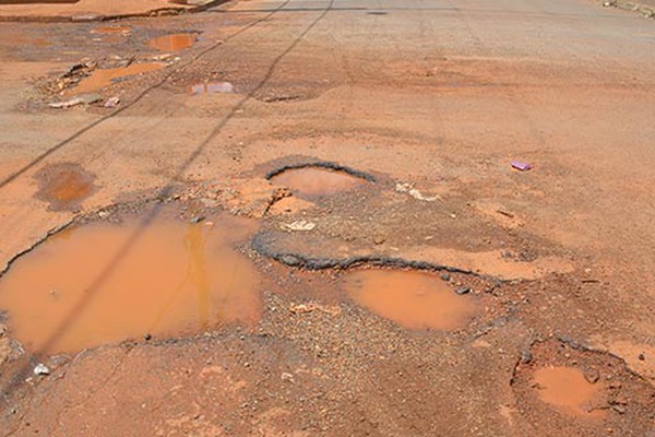 Moradores cobram providências a respeito dos buracos e secretário explica situação em Patos de Minas