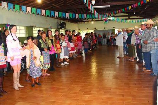 Super Amigos espantam o frio e fazem animada festa junina na Vila Padre Alaor