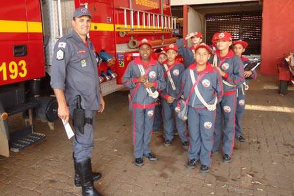 Bombeiros Mirins visitam companhia e conhecem os desafios da profissão