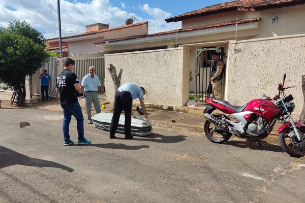 Atirador arma tocaia e mata jovem com vários disparos na frente da filha em Patos de Minas