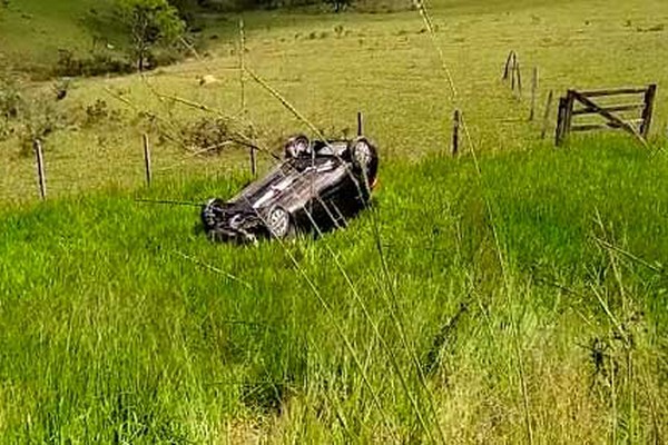 Motorista fica ferido ao perder o controle em curva e capotar fora da pista na BR 146