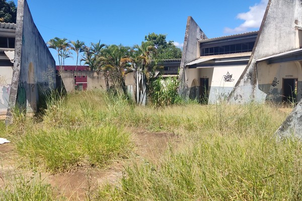 Nove anos abandonado; prédio do CSU acumula lixo e muita dor de cabeça a moradores do bairro Bela Vista