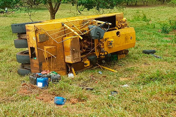 Operador fica ferido ao perder o controle durante chuva e máquina capotar fora da pista