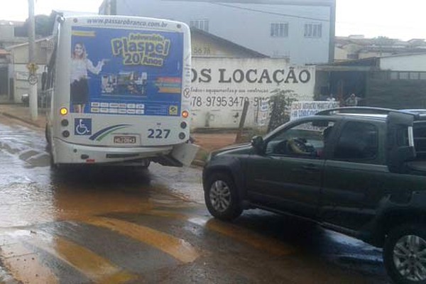  Buraco devido a obra em rede atola ônibus e provoca acidente com outro coletivo