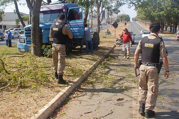 Motorista perde controle de cavalo mecânico após defeito no freio e vai parar em árvore na JK