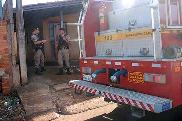 Criança de 4 anos ateia fogo em residência e mãe vai presa por abandono