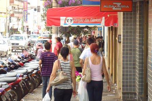 A dois dias do natal, Patenses vão às compras e lotam as lojas da cidade