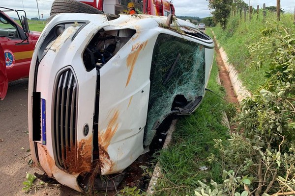 Motorista fica ferido ao tentar desviar de animais na BR 352 e capotar perto do aeroporto