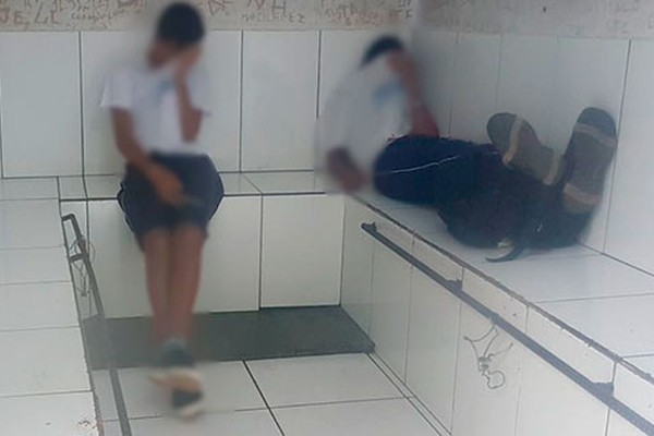 Professora é atingida com cadeirada ao tentar separar briga de estudantes em sala de aula